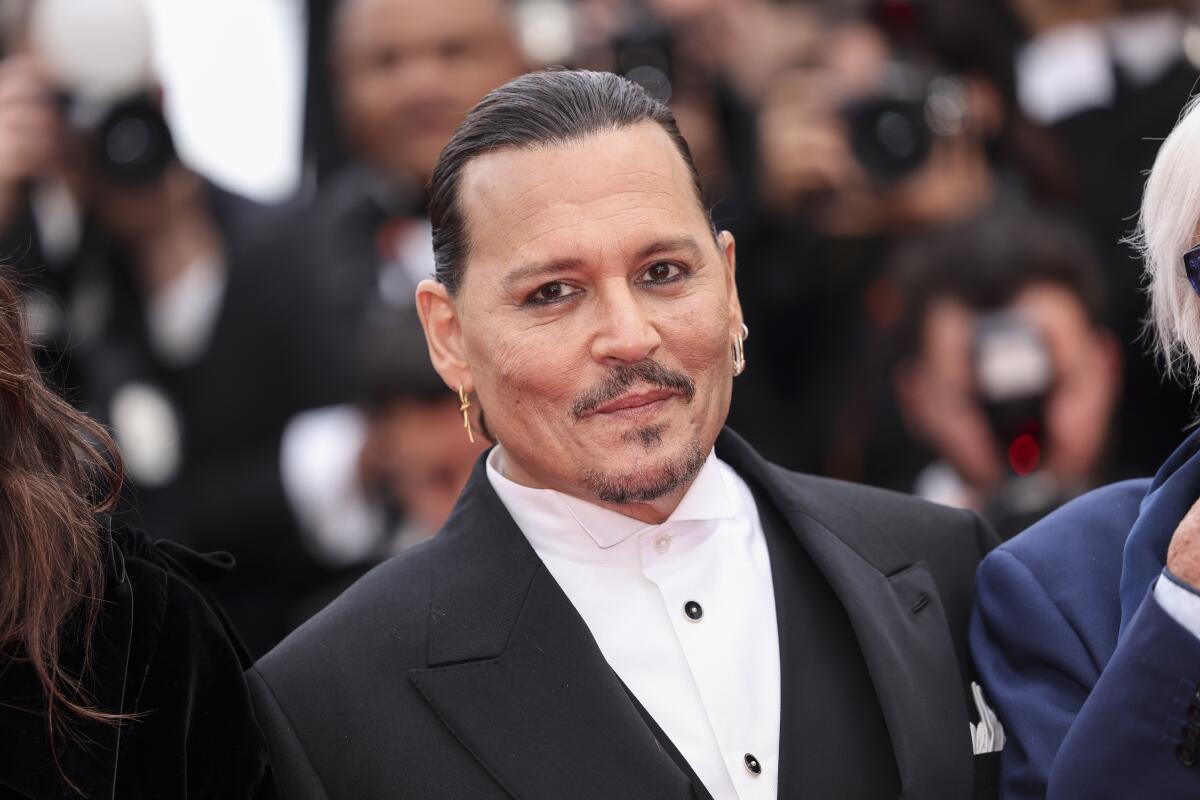 Johnny Depp posa a su llegada a la ceremonia de apertura y al estreno de la película 