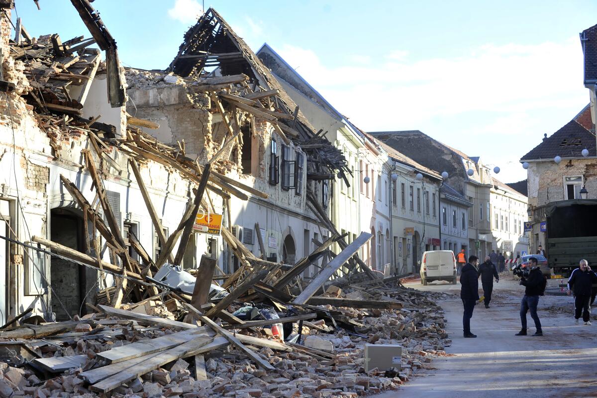 Imagen de los restos de un inmueble dañado por un terremoto en Petrinja, Croacia,