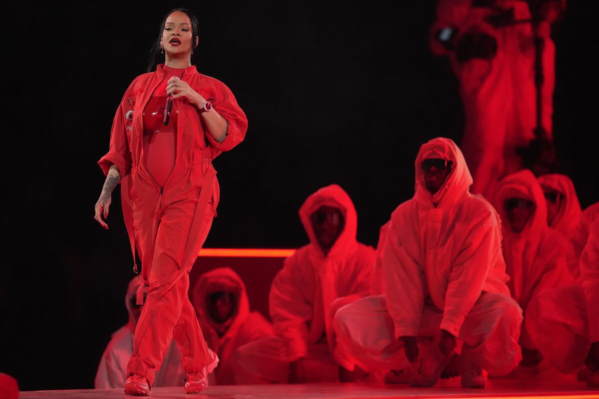 Rihanna mantuvo el cierre de su traje abajo que evidenciaba o ponía al descubierto