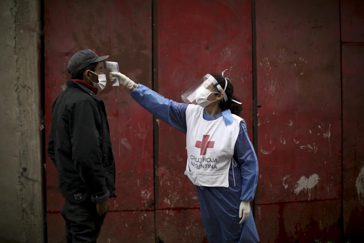 En esta imagen del 6 de junio de 2020, una voluntaria de la Cruz Roja 