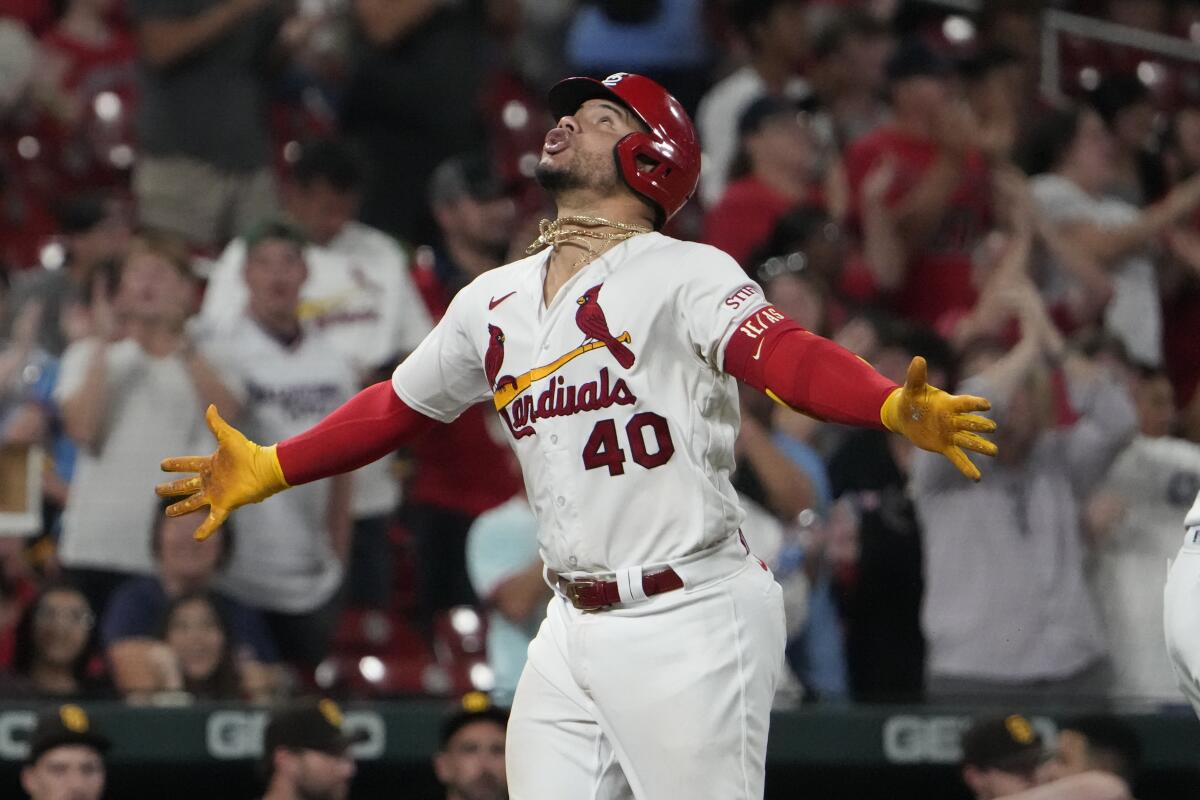 Cardenales ganan 16-8 a Dodgers en fiesta de jonrones; Contreras pega 2