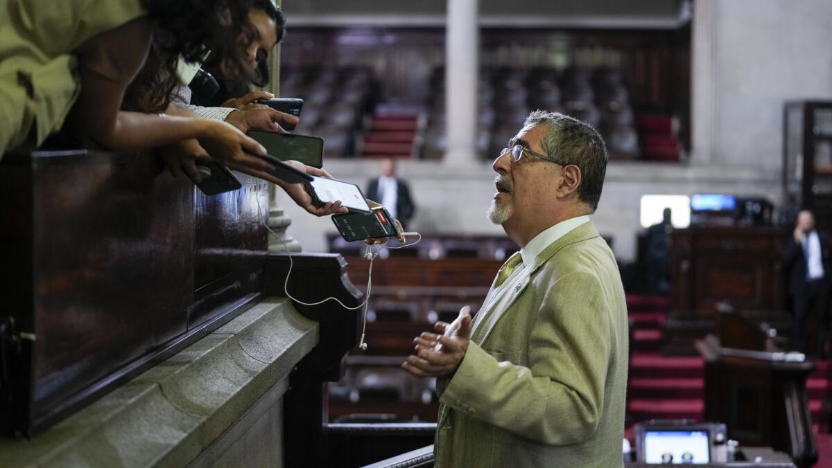 El presidente electo y actual congresista Bernardo Arévalo es entrevistado por periodistas.