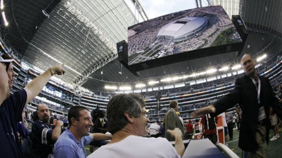 Standing Room Crowd Stakes Out Prime Cowboys Spots The San