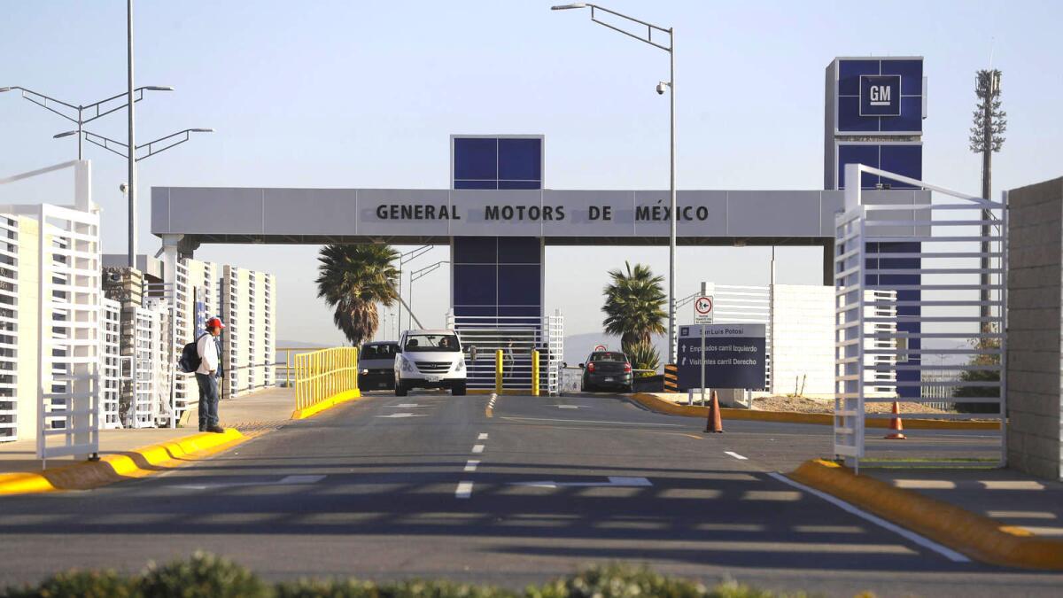 Los autos salen de la planta de ensamblaje de General Motors en Villa de Reyes, en las afueras de San Luis Potosí, México