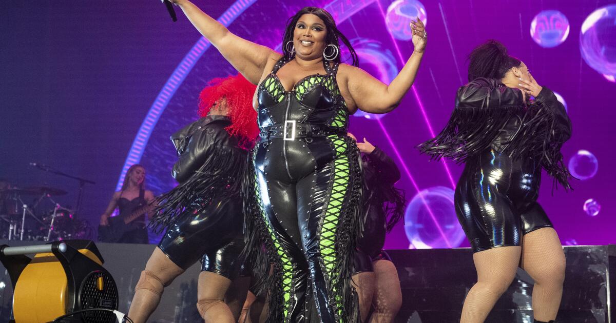 Lizzo is a vision in lavender at her first-ever Brazilian performance at  the  Space in Rio