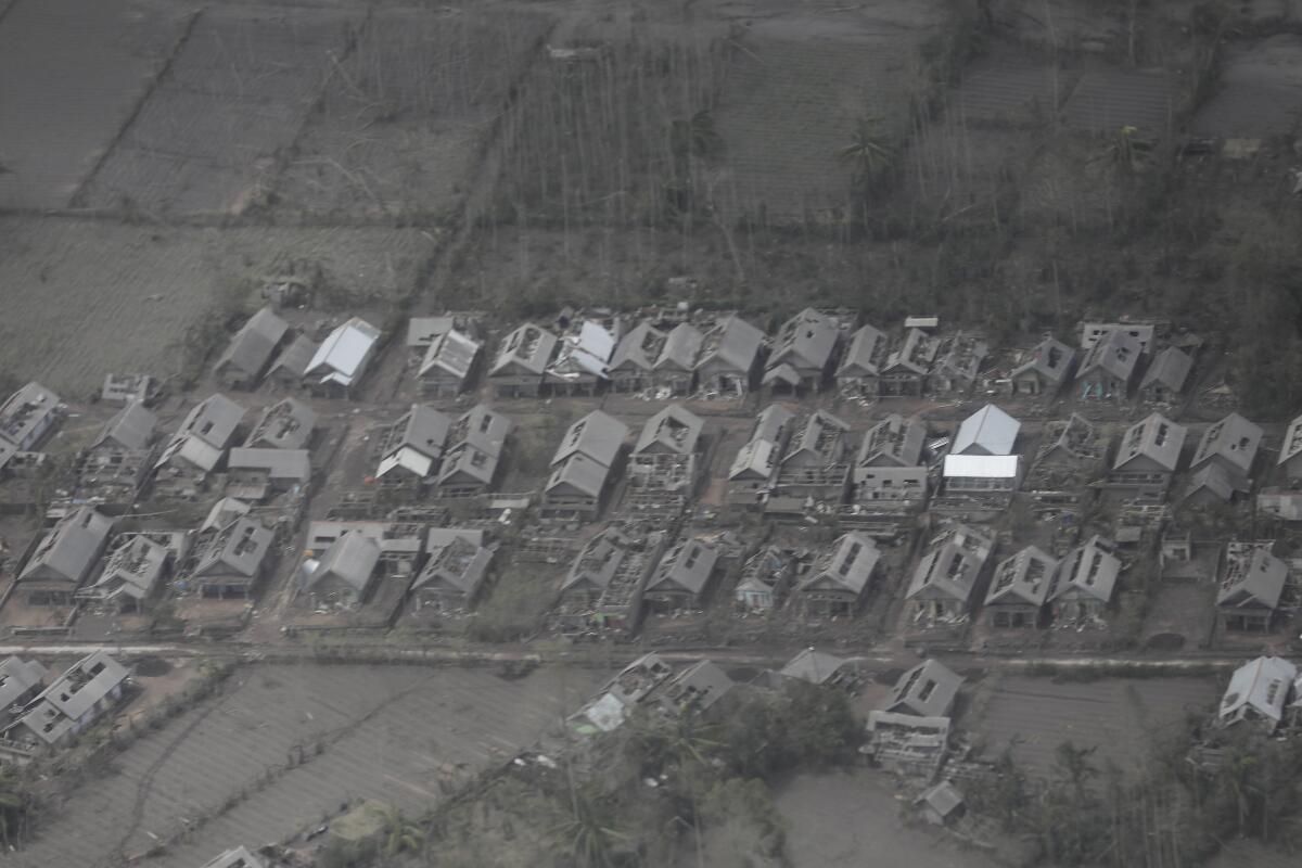 Un poblado cubierto de ceniza tras la erupción del Semeru en el distrito en Lumajang