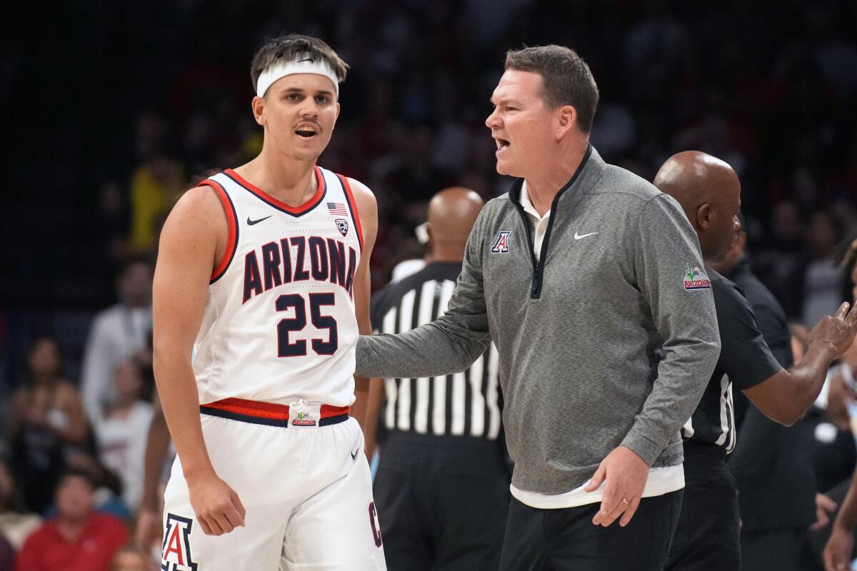 Arizona head coach Tommy Lloyd, right, talks to guard Kerr Kriisa (25) during the first half of an NCAA college basketball game against Southern University, Friday, Nov. 11, 2022, in Tucson, Ariz. (AP Photo/Rick Scuteri)