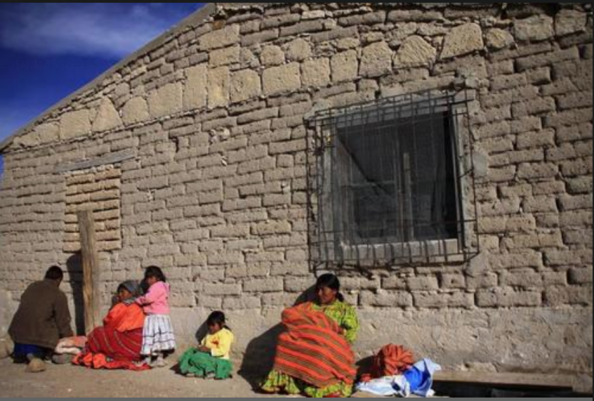 Fotografía de archivo del 14 de mayo de 2018 que muestra a indígenas rarámuri fuera de su vivienda, en en la sierra Tarahumara, del norteño estado mexicano de Chihuahua (México). EFE/ Alejandro Bringas/ Archivo
