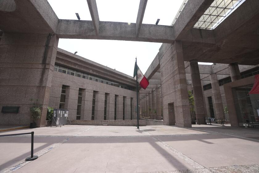 Una bandera mexicana ondea en los corredores vacíos de una corte federal durante una huelga debido a las propuestas de reforma para designar jueces por elección popular, el lunes 19 de agosto de 2024, en Ciudad de México. (AP Foto/Fernando Llano)