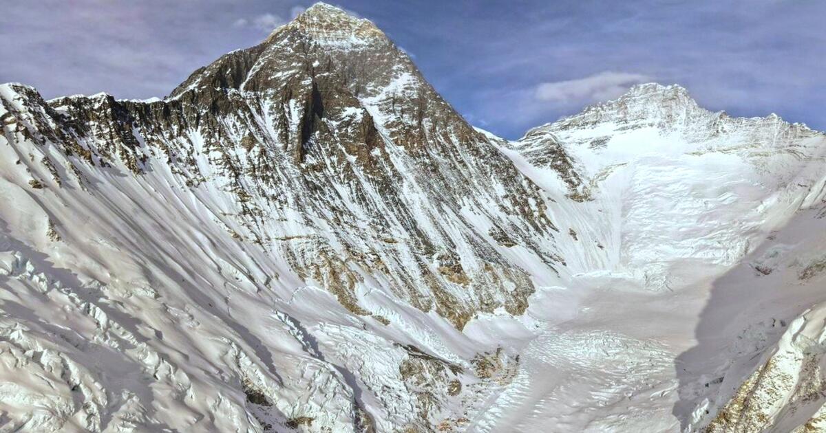 Des centaines d’alpinistes tentent de gravir le mont Everest malgré les défis