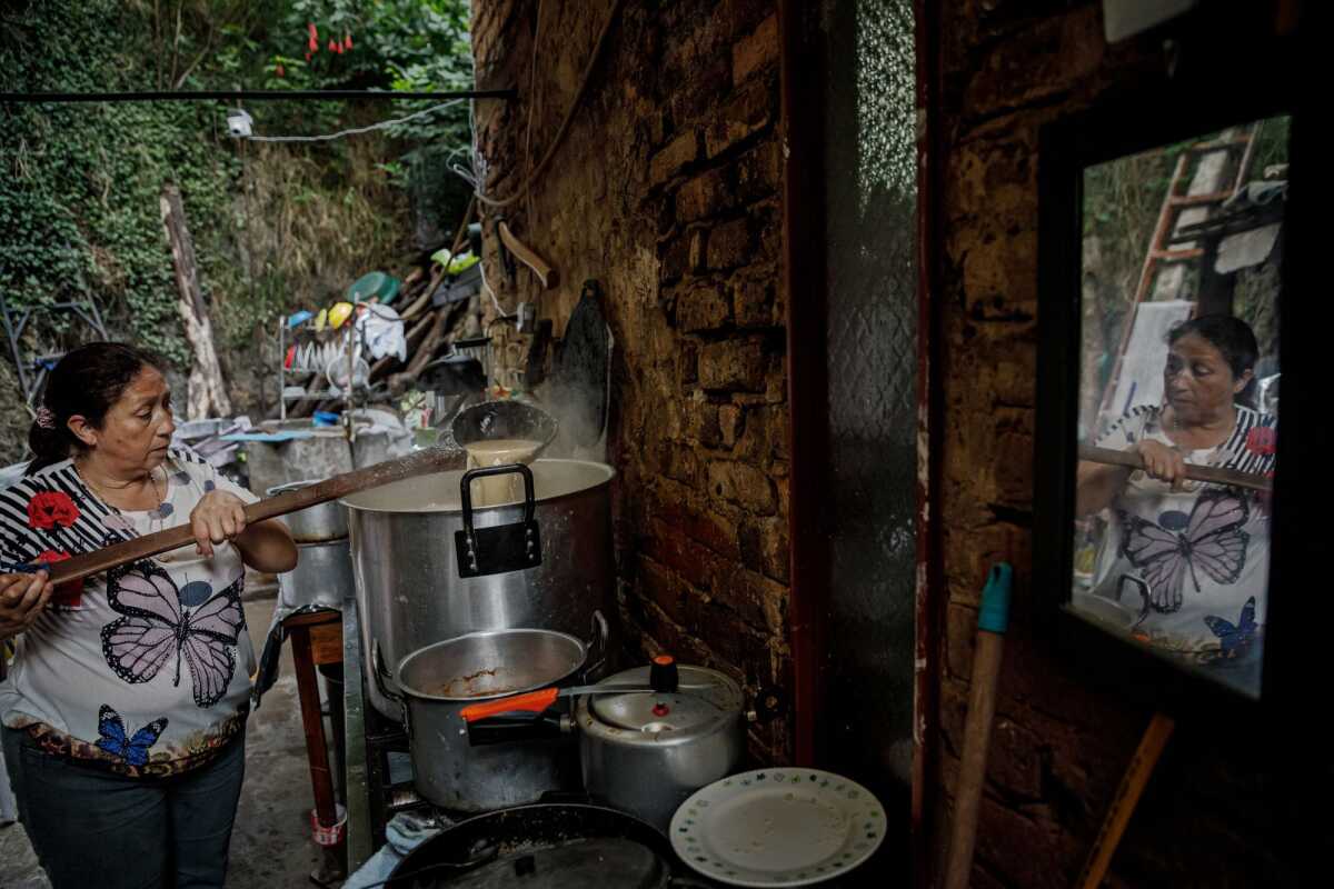Martha Duque prepara comida para docenas de venezolanos que esperan afuera de su casa convertida en refugio.