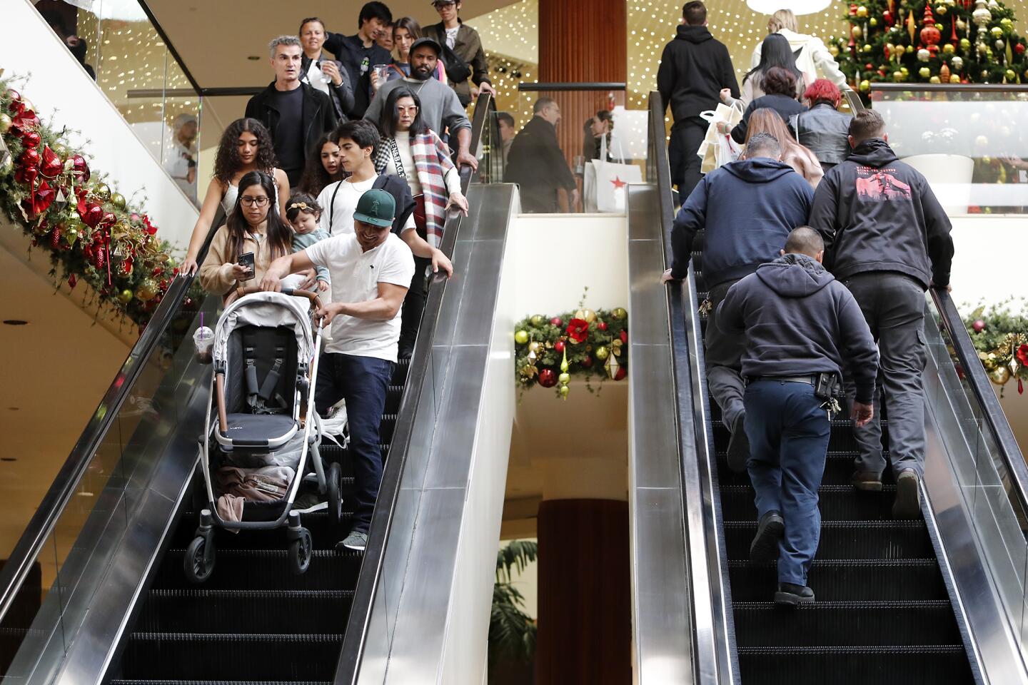 Power outage delays, but doesn't deter Black Friday shoppers at South Coast  Plaza - Los Angeles Times