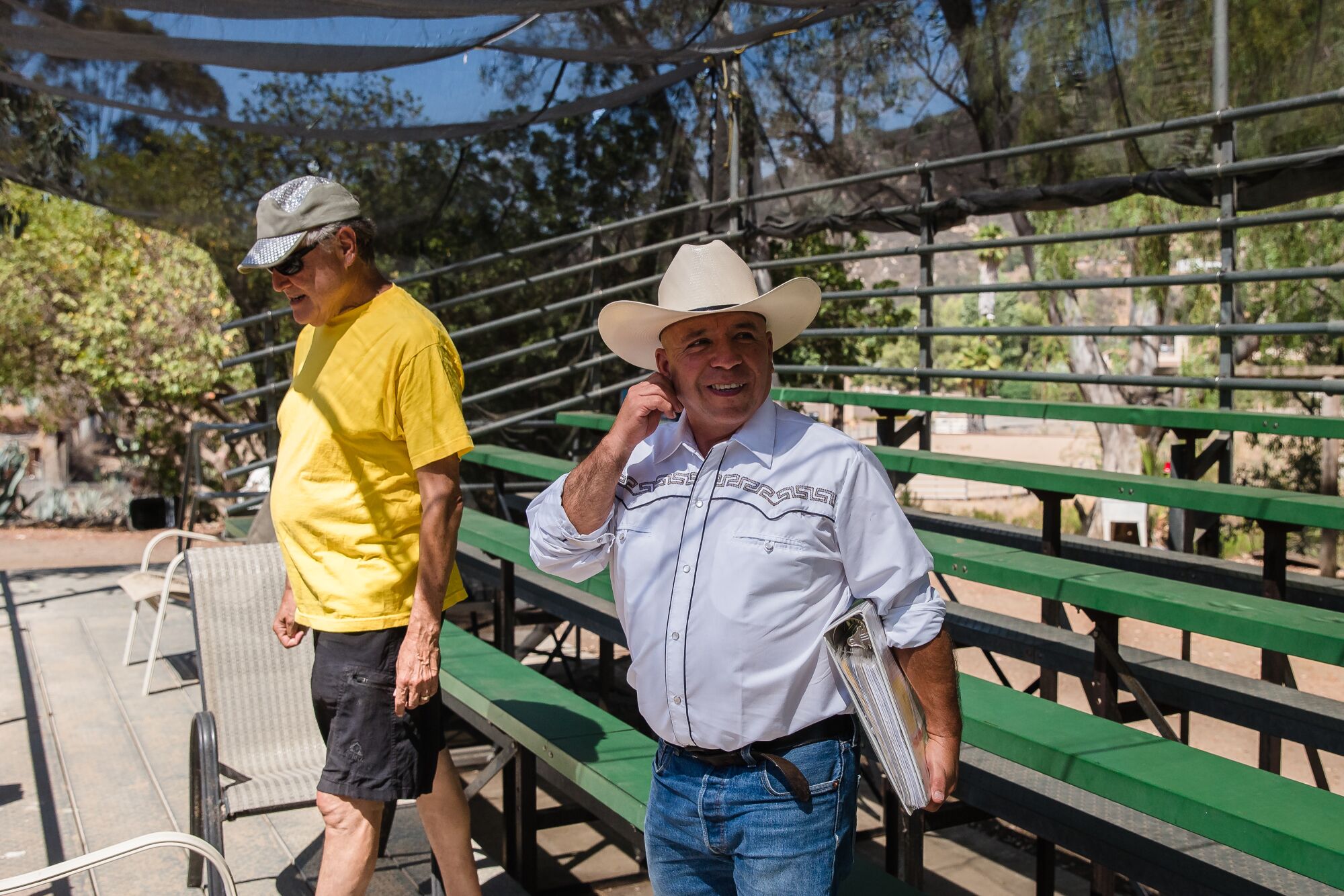 Steve Berrol (izquierda) y Sergio Contreras (derecha), presidente de Charros: Parque de Charros del Caballo