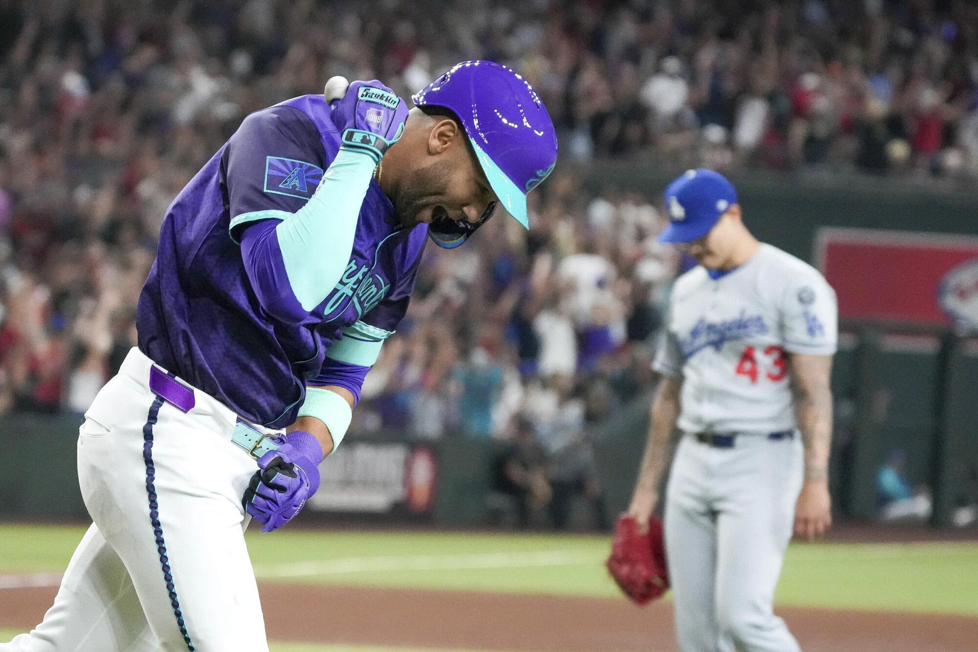 Arizona Diamondbacks dış saha oyuncusu Lourdes Gurriel Jr., Grand Slam'a çarptıktan sonra yumruğunu pompalar.