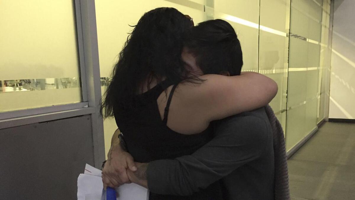 Claudia Arias abraza a su esposo, Mauricio Marino, quien fue deportado a México.
