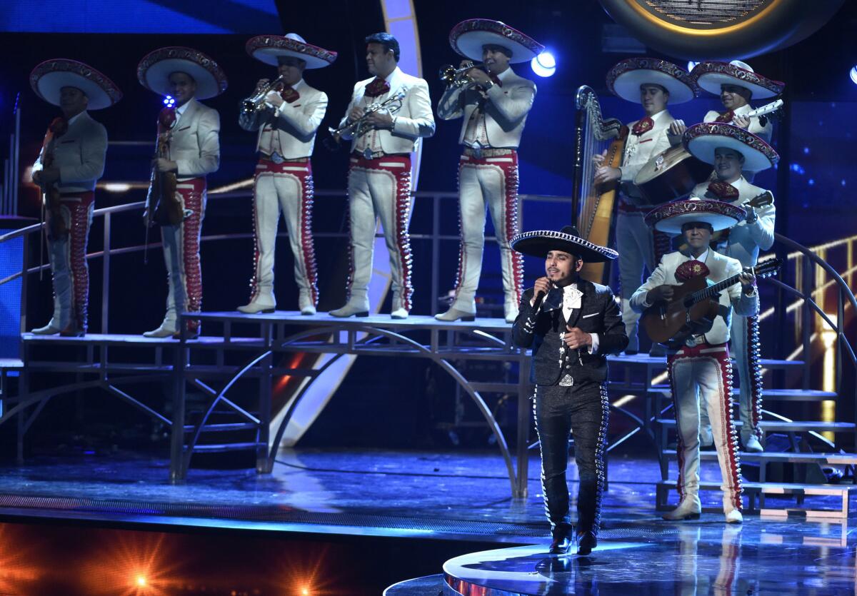Espinoza Paz y el Mariachi Sol de Mexico durante la entrega anual de los Latin Grammy en el MGM Grand Garden Arena en Las Vegas, el 19 de noviembre de 2015.