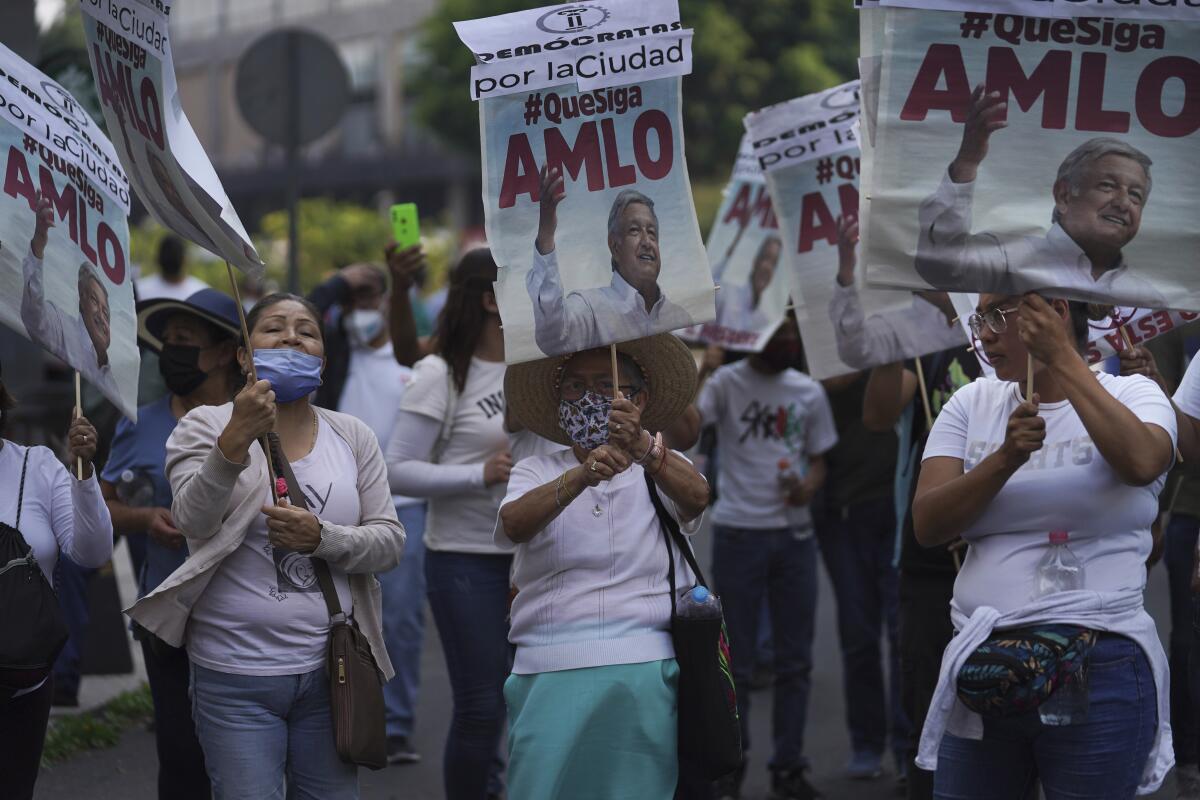 Simpatizantes del presidente Andrés Manuel López Obrador participan en un mitin