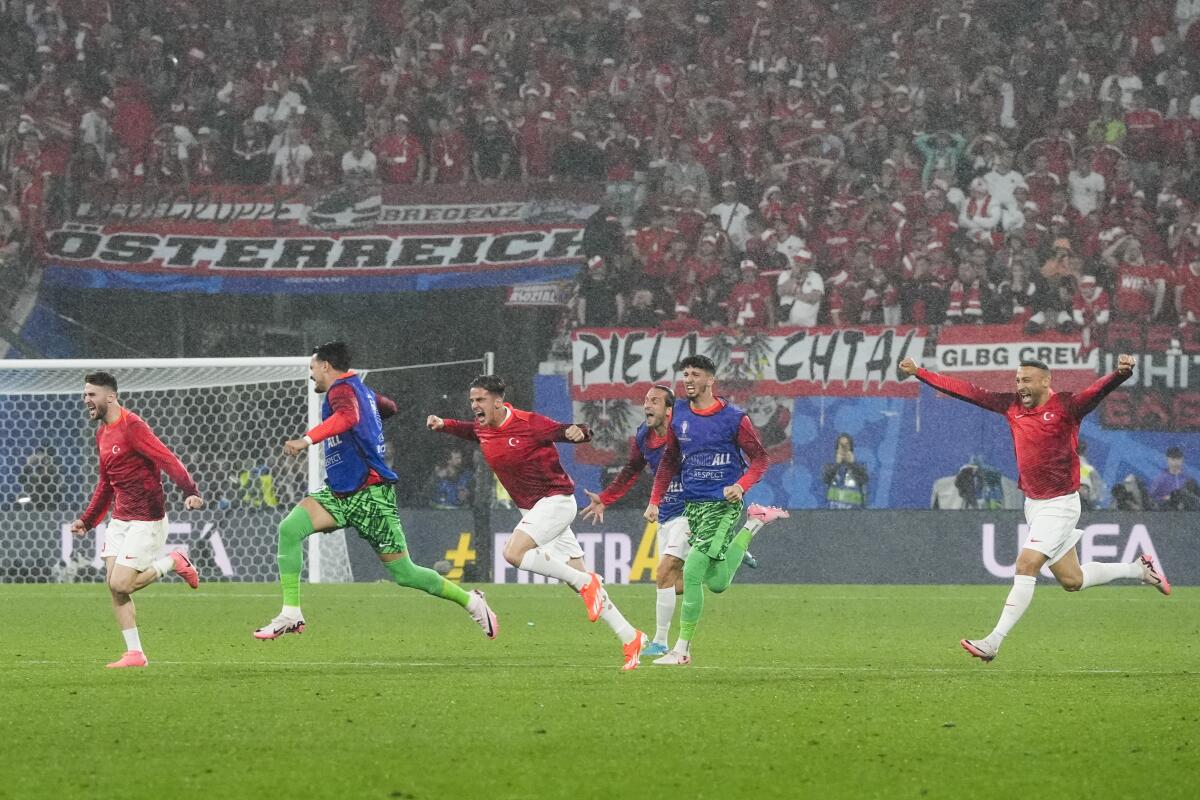 Jugadores de Turquía celebran después de una victoria por 2-1 en un partido de octavos 