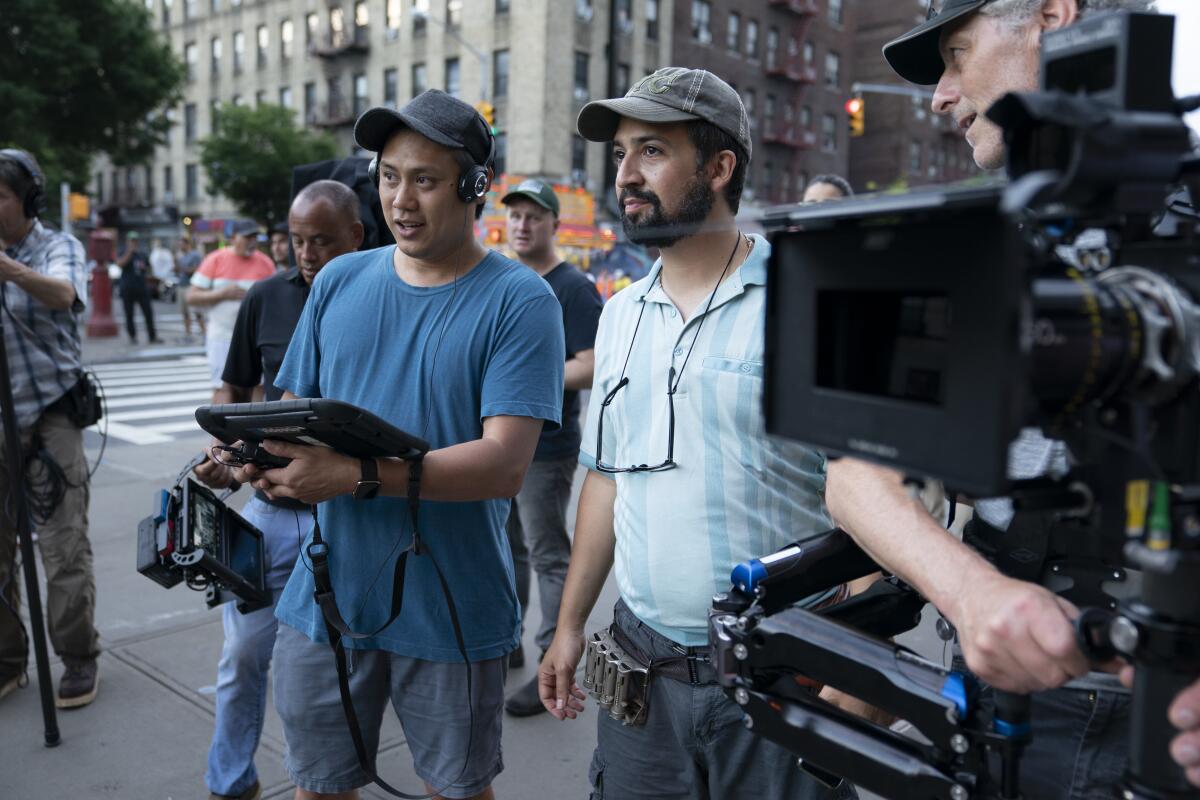 Esta imagen difundida por Warner Bros. Pictures muestra al director John Chu, a la izquierda, ya Lin-Manuel Miranda 