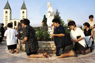 Fieles de la iglesia católica bosnia rezan durante la fiesta de la Asunción en Medjugorje, a unos 120 kilómetros (75 millas) al sur de la capital de Bosnia, Sarajevo, el 15 de agosto de 2000. (AP Foto/Hidajet Delic, archivo)