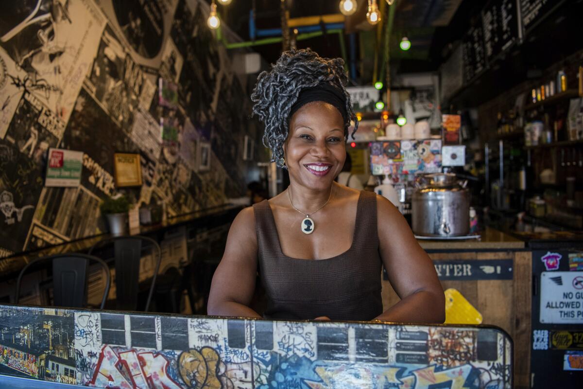 Majora Carter, propietaria de Boogie Down Grind, posa para un retrato en el Bronx 