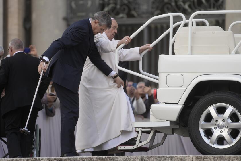 El papa Francisco trata de subirse al papamóvil en el Vaticano, el 6 de marzo de 2024. (Foto AP /Gregorio Borgia)