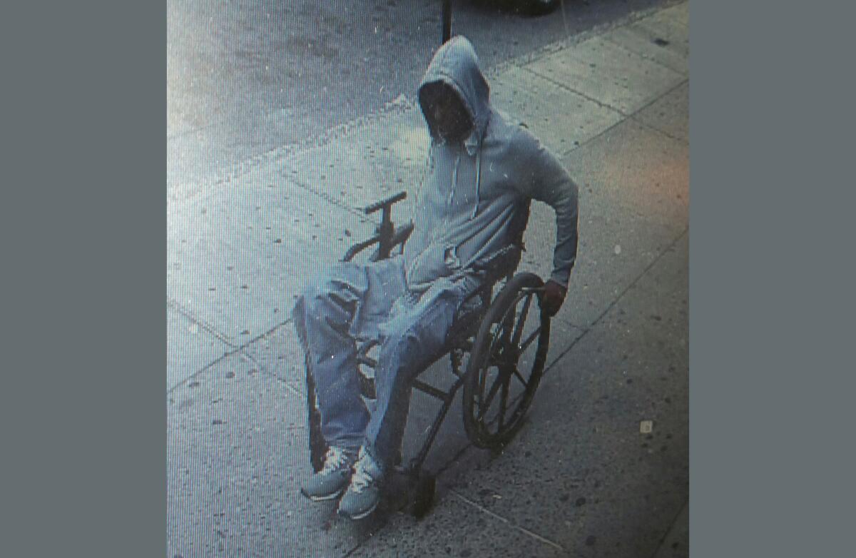 En esta imagen, tomada el 29 de junio de 2015 y proporcionada por el Departamento de Policía de Nueva York, un hombre en silla de ruedas se da a la fuga tras atracar una sucursal del banco español Santander en Queens, Nueva York. (NYPD via AP)