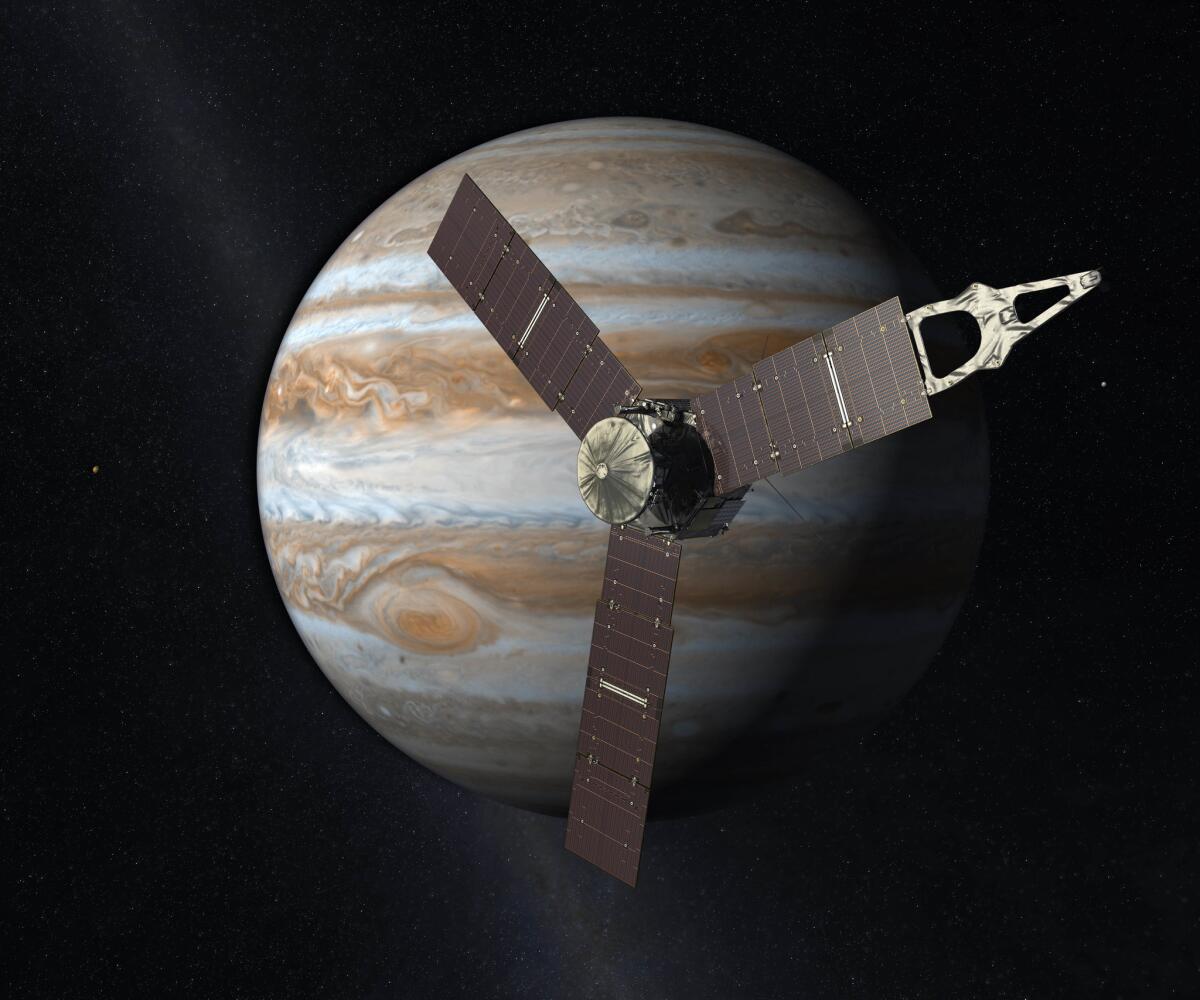 En esta interpretación artística creada por la NASA y JPL-Caltech se ve la nave espacial Juno mientras sobrevuela Júpiter. Juno entró a la órbita del gigantesco planeta de gas el 4 de julio de 2016, cinco años después de su lanzamiento. (NASA/JPL-Caltech vía AP)