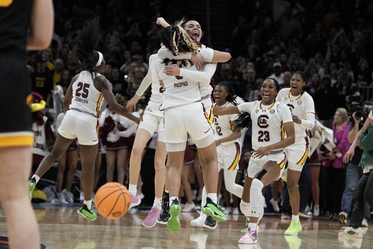 Jugadoras de South Carolina celebran al final del juego de campeonato de baloncesto de la NCAA femenino en contra de Iowa, en el Torneo de la NCAA, el domingo 7 de abril de 2025, en Cleveland. South Carolina ganó 87-75 a Iowa. (AP Foto/Morry Gash)