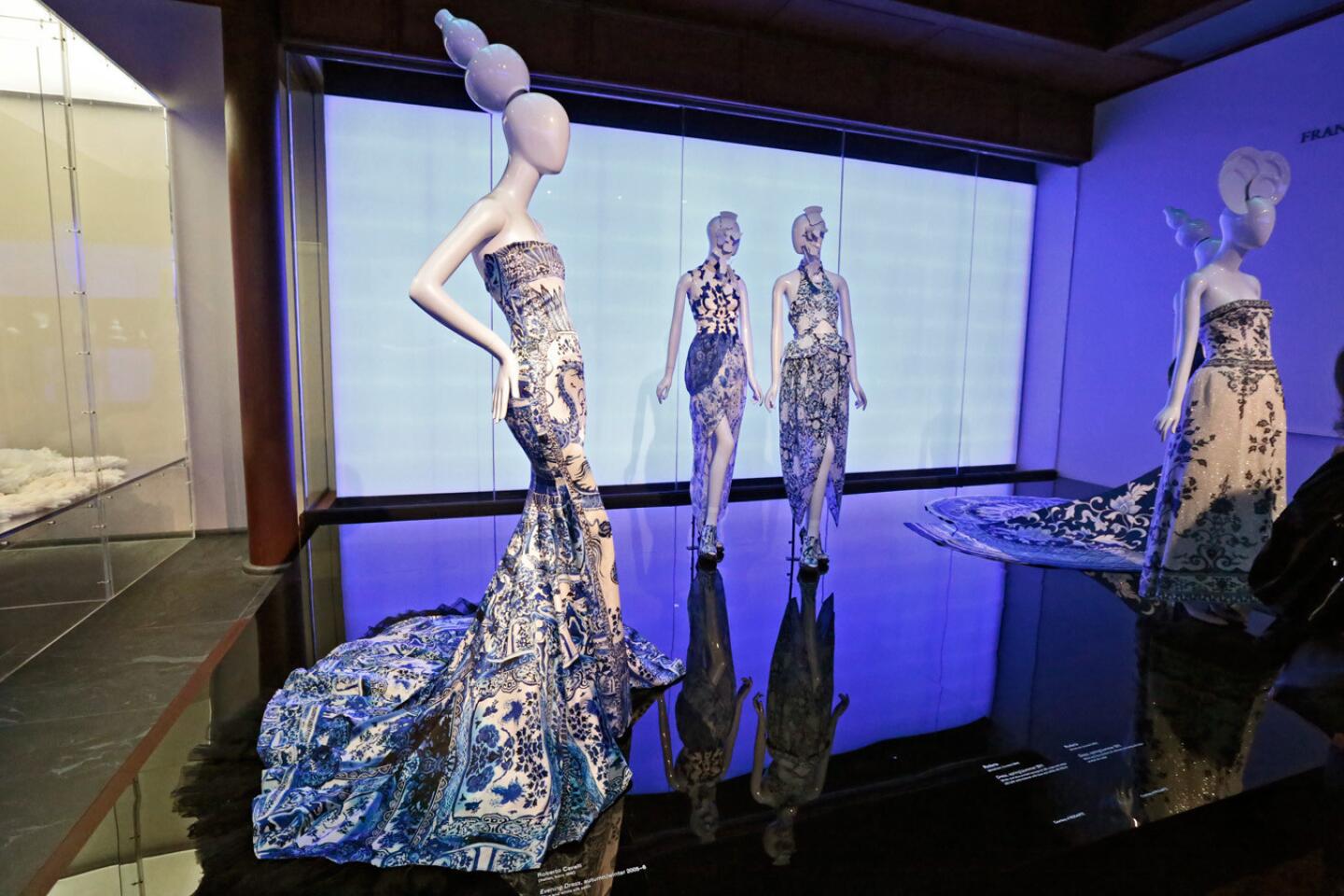 Fashion a La Mode: The Pop-Up Book of Costumes and Dresses: The