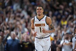 Michael Porter Jr., alero de los Nuggets de Denver, festeja luego de atinar un triple en el partido del martes 2 de abril de 2024, ante los Spurs de San Antonio (AP Foto/David Zalubowski)