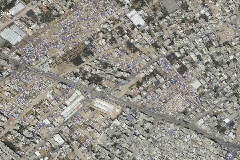 Esta imagen satelital tomada por Planet Labs PBC muestra un campamento previo a una evacuación masiva en la ciudad de Rafah, en la Franja de Gaza, el 5 de mayo de 2024. (Planet Labs PBC vía AP)