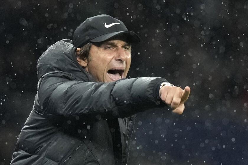 ARCHIVO - Foto del 23 de octubre del 2022, el técnico del Tottenham Antonio Conte da instrucciones en un encuentro de la Liga Premier. (AP Foto/Frank Augstein, File)