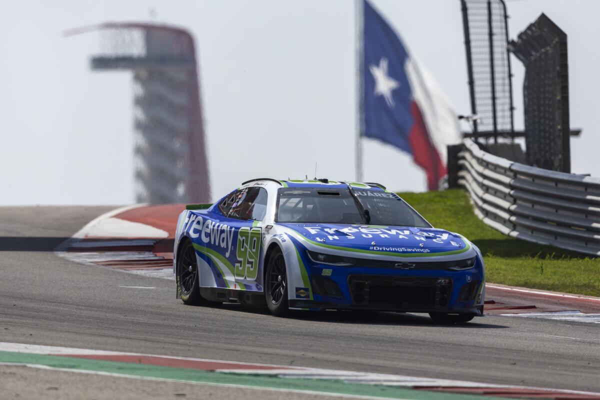 El mexicano Daniel Suárez conduce en la carrera de la NASCAR realizada en Austin, Texas, 