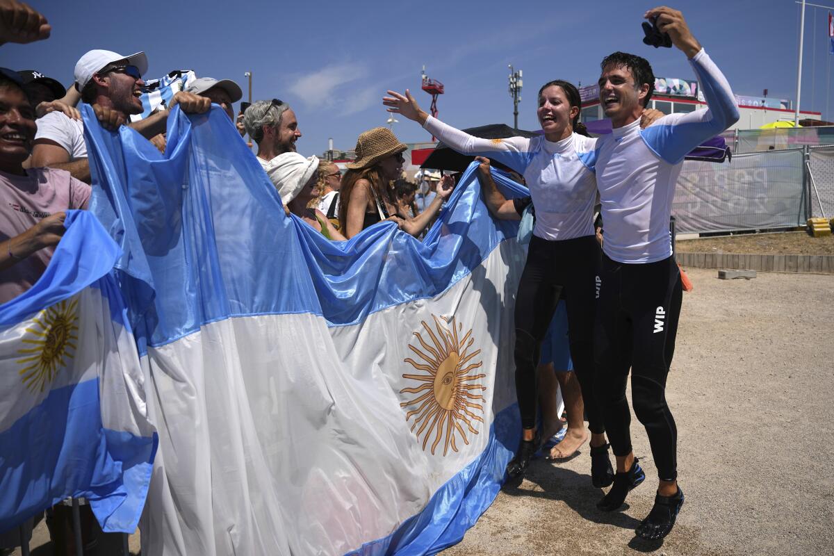 Los argentinos Eugenia Bosco y Mateo Majdalani celebran su medalla de bronce en la regata Nacra 