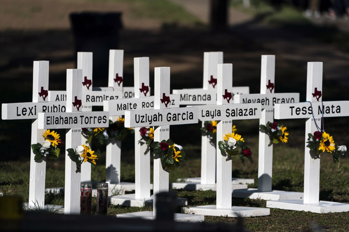 Cruces con los nombres de las víctimas del tiroteo del martes se colocan afuera de la Escuela Primaria Robb en Uvalde, Texas.