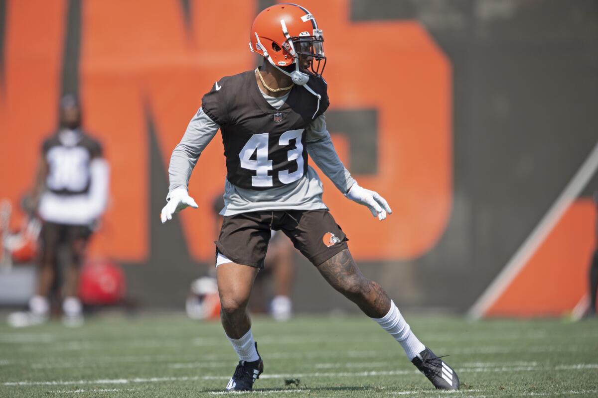 Cleveland Browns defensive back John Johnson III participates in a drill.