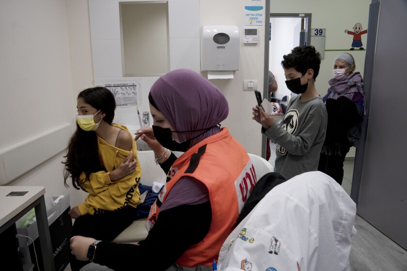 Una persona recibe la vacuna contra el coronavirus en el Centro Médico Clalit en Mevaseret Zion, Israel, el 11 de enero de 2022. (Foto AP/Maya Alleruzzo)