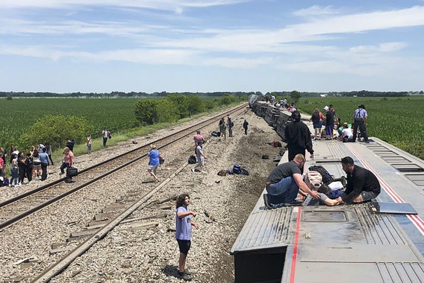 En esta foto proveída por Dax McDonald, un tren de pasajeros yace de lado después de descarrilarse 