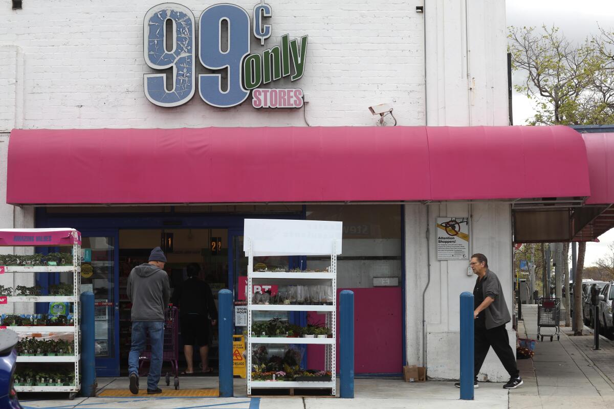Los compradores ingresan a la tienda 99 Cent Only en Santa Mónica el 5 de abril de 2024. 