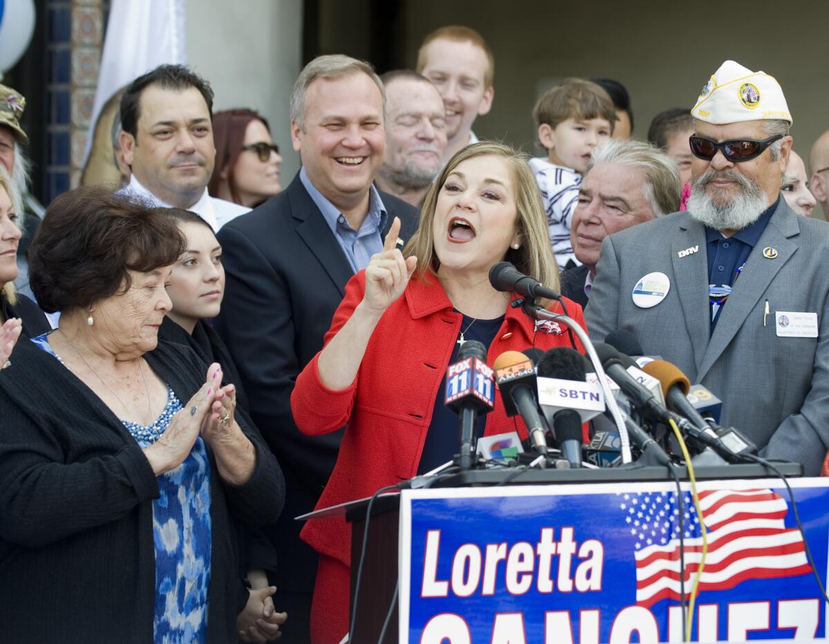 La legisladora californiana demócrata Loretta Sánchez anuncia su pre candidatura al Senado federal durante una conferencia de prensa, el jueves 14 de mayo de 2015, en Santa Ana, California. Tres días después la funcionaria se disculpó por haberse burlado de los indios americanos.