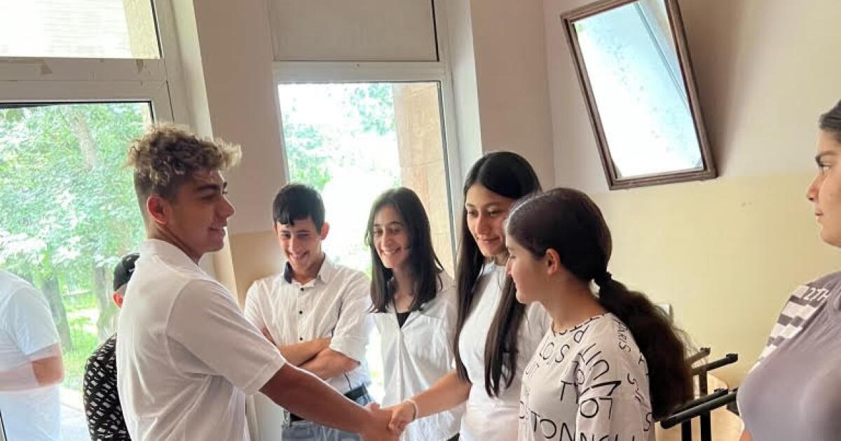 Loyola Lisesi’nden Chris Petrossian Ermenistan’daki öğrencilere yardım ediyor