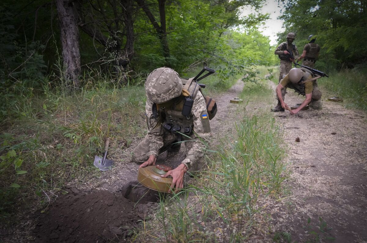 Ukrainian soldiers laying antitank mines