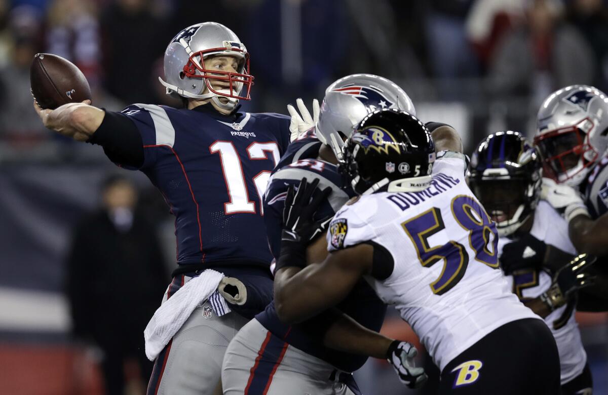 El quarterback de los Patriots de New England Tom Brady (12) lanza un pase de touchdown a Chris Hogan ante la presión del linebacker de los Ravens de Baltimore Elvis Dumervil (58) durante el último cuarto del juego de la NFL que enfrentó a ambos equipos, el 12 de diciembre de 2016, en Foxborough, Massachusetts. (AP Foto/Charles Krupa)