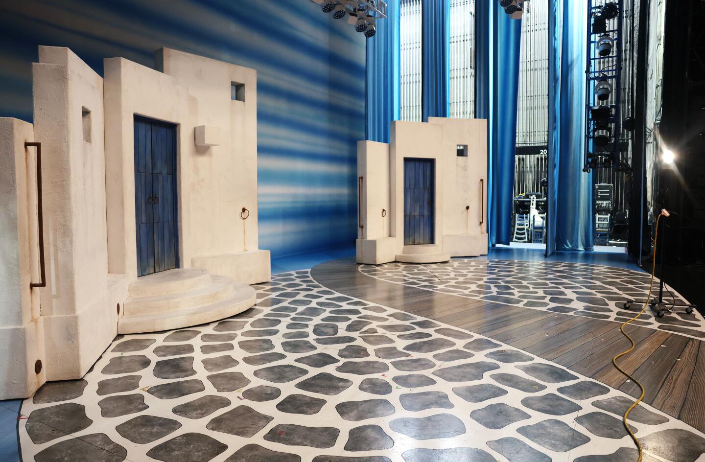 O palco do show é visto durante um tour pelos bastidores do "Mamãe Mia!" produção teatral no Ahmanson Theatre.