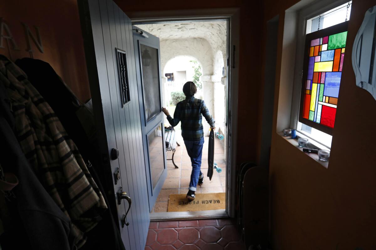 Elijah Mozian sale a andar en patineta durante uno de sus descansos.