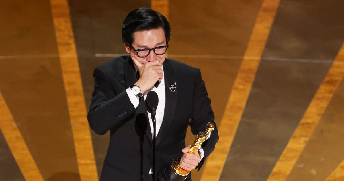 Ke Huy Quan tears up during Oscar acceptance speech