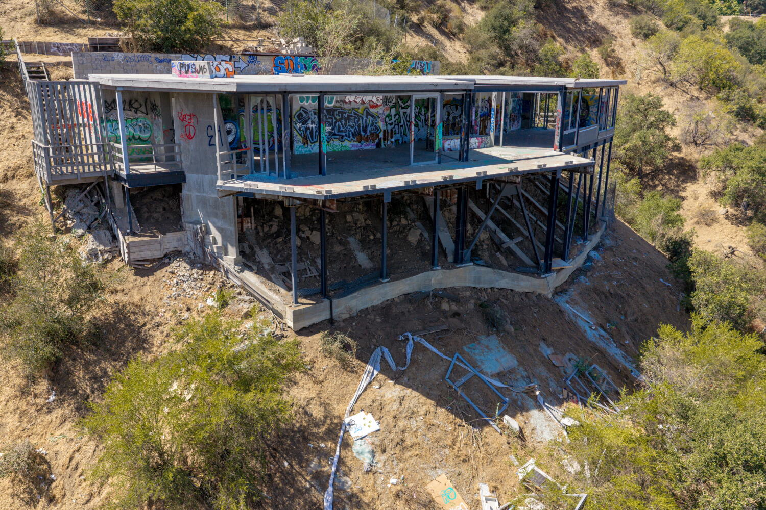 'It drives me nuts': Mulholland Drive eyesore draws neighbors' ire, safety concerns