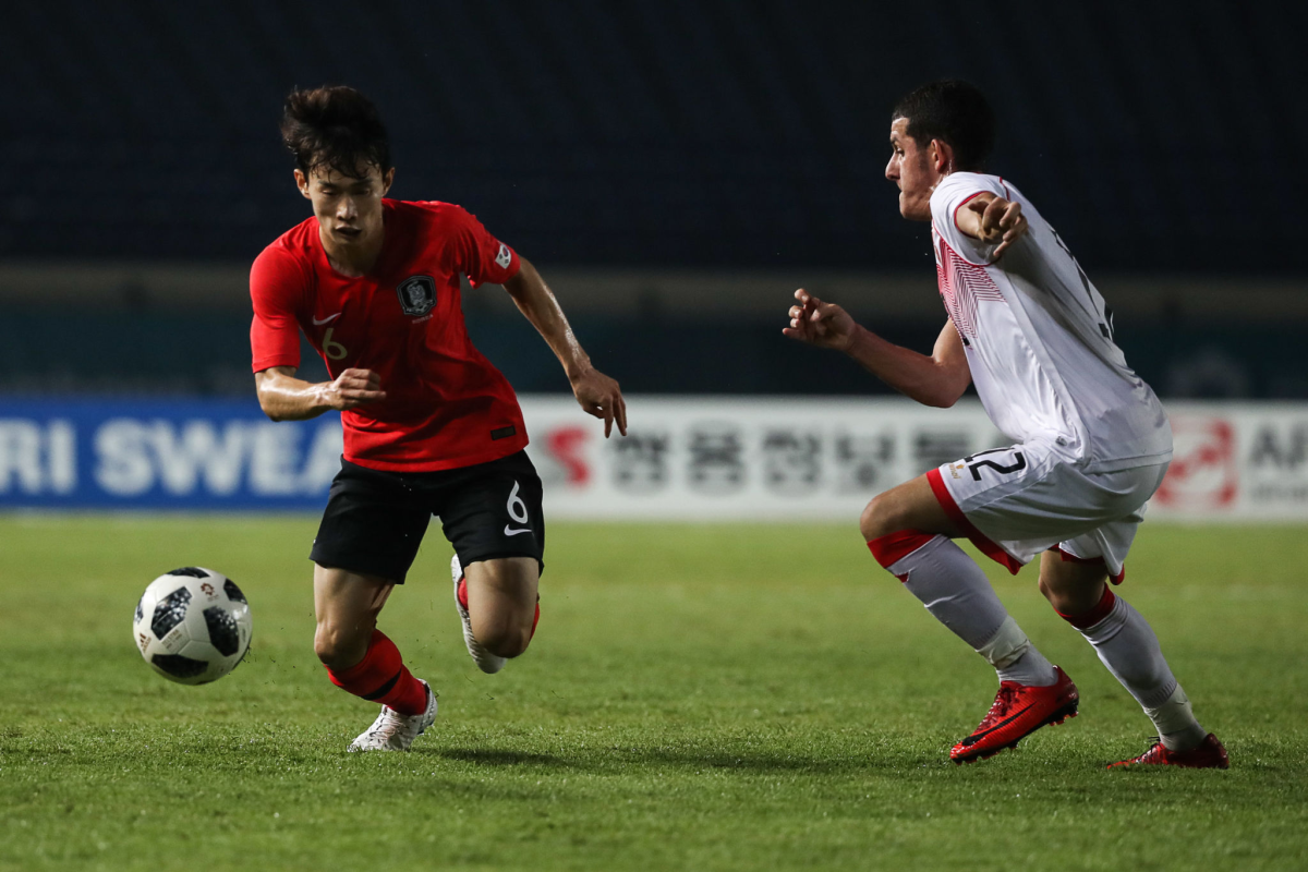 Kim Moon-hwan, left, and Jasim Alsalama compete during a game between South Korea and Bahrain in August 2018.