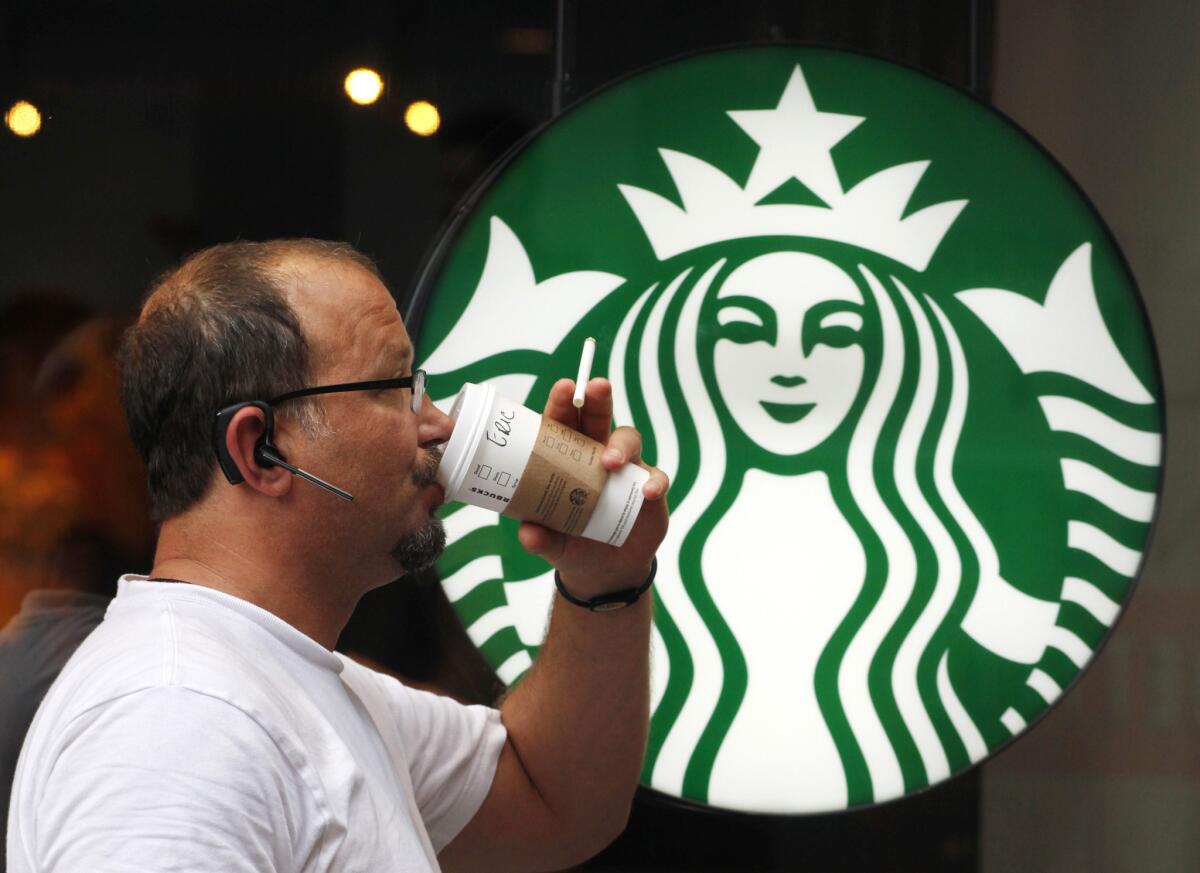 En esta foto, un hombre bebe un café de Starbucks en Nueva York. Starbucks anunció que subirá sus precios a partir del martes 7 de julio de 2015.